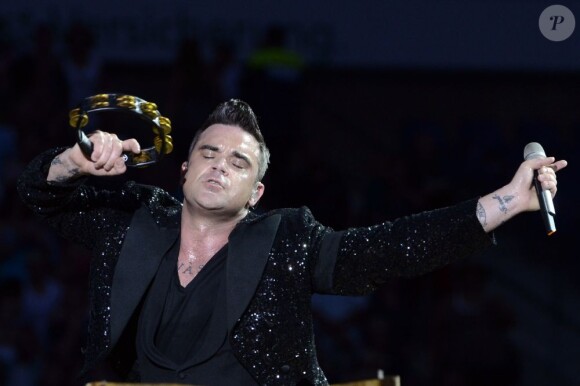 Robbie Williams en concert à Hanovre en Allemagne, le 27 juillet 2013.