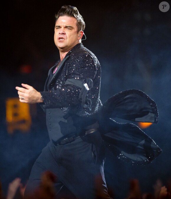 Robbie Williams en concert lors de sa tournée Take the Crown Stadium Tour 2013 à  Amsterdam, le 13 juillet 2013.
