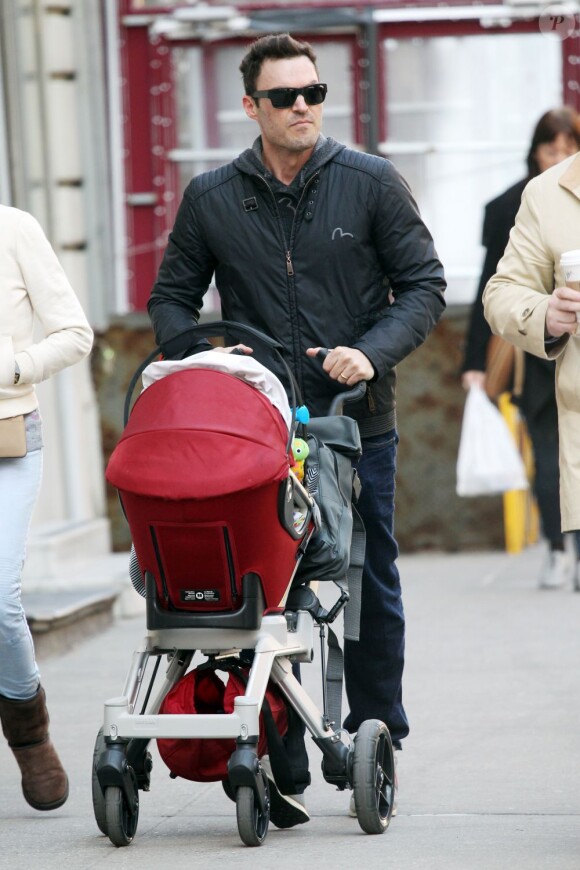 Brian Austin Green se promène avec son fils Noah à New York, le 3 avril 2013.