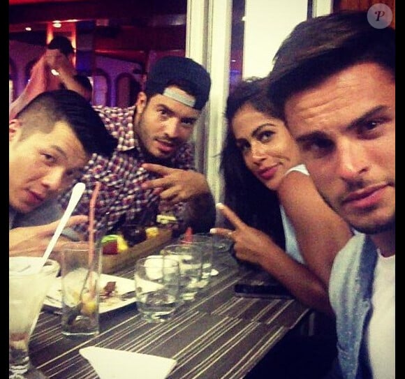Baptiste Giabiconi lors d'une virée restaurant avec ses amis et sa nouvelle petite amie, Sarah le 16 juillet 2013.