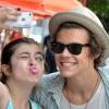 Harry Styles et une fan à New York, le 27 juin 2013.