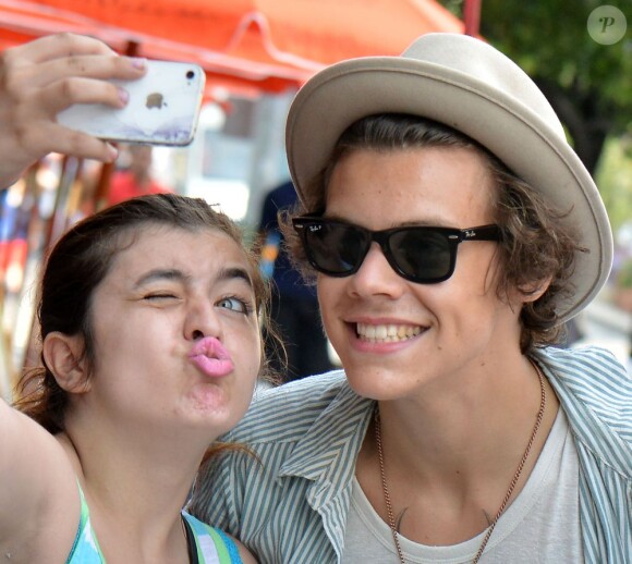 Harry Styles et une fan à New York, le 27 juin 2013.