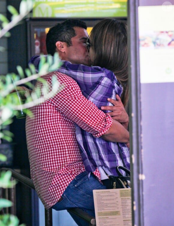 Jessica Alba et son mari Cash Warren vont déjeuner au restaurant en amoureux à Beverly Hills, le 1er août 2013. Ils ne peuvent pas se retenir de s'embrasser à pleine bouche !