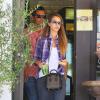 La divine actrice Jessica Alba et son mari Cash Warren le 1er août 2013 à Los Angeles à la sortie d'un restaurant