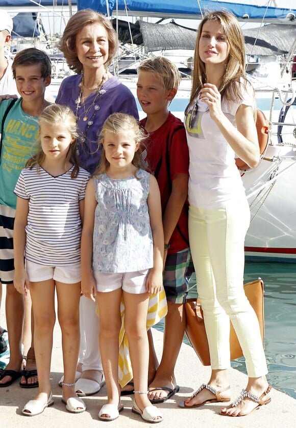 La princesse Letizia d'Espagne avec ses filles les princesses Leonor et Sofia, la reine Sofia d'Espagne à Majorque, Espagne, le 2 août 2013.