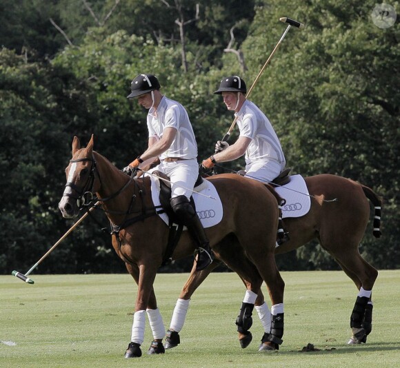 Prince William et le prince Harry jouent au polo lors du match caritatif The Audi Polo Challenge au parc Coworth à Berkshire, le 3 août 2013.
