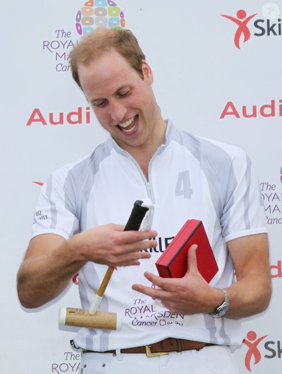 Le prince William et le mini maillet offert au match caritatif The Audi Polo Challenge au parc Coworth à Berkshire, le 3 août 2013.