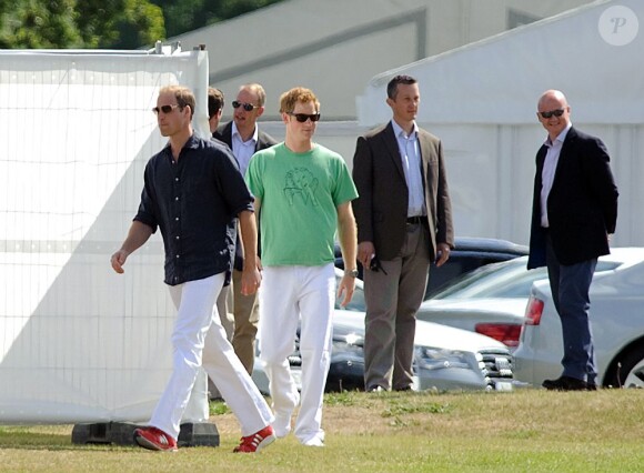 Prince William et le prince Harry arrivent au match caritatif The Audi Polo Challenge au parc Coworth à Berkshire, le 3 août 2013.
