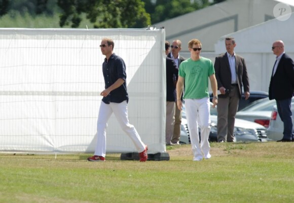 Prince William et le prince Harry au match caritatif The Audi Polo Challenge au parc Coworth à Berkshire, le 3 août 2013.