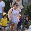 La chanteuse Jennifer Lopez et son compagnon Casper Smart et ses enfants Emme et Max sur une plage de Malibu, le 6 juillet 2013.
