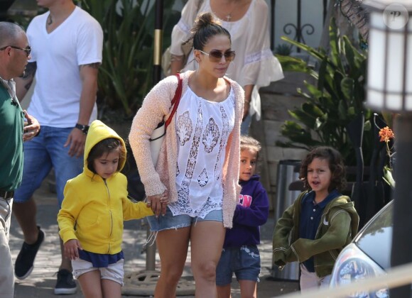 La chanteuse Jennifer Lopez et son compagnon Casper Smart et ses enfants Emme et Max sur une plage de Malibu, le 6 juillet 2013.