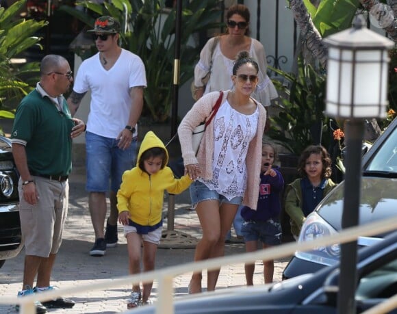 Jennifer Lopez et son compagnon Casper Smart et ses enfants Emme et Max sur une plage de Malibu, le 6 juillet 2013.