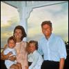 John Fitzgerald Kennedy avec sa femme Jackie et leurs enfants John John et Caroline (photo non datée)