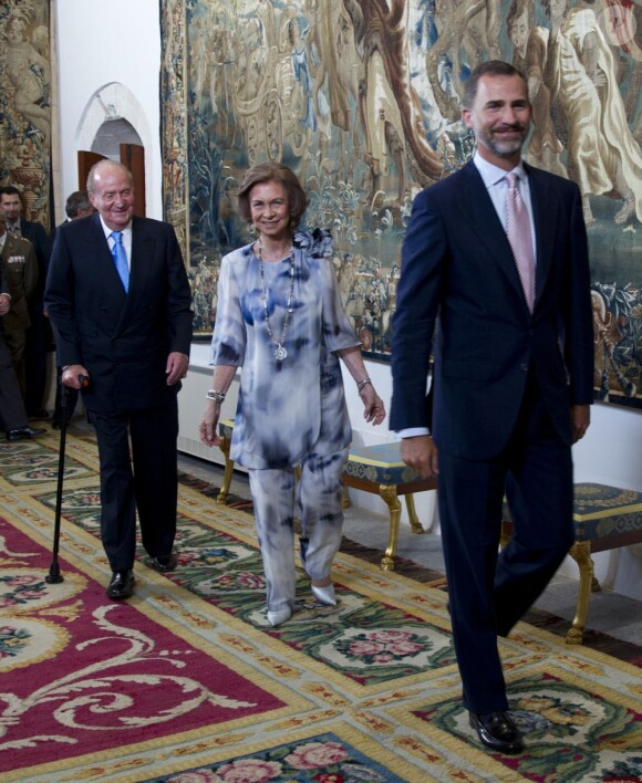 Le roi Juan Carlos Ier et la reine Sofia d'Espagne, précédés par le prince Felipe, arrivant pour le dîner offert au palais Marivent à Palma de Majorque en l'honneur des autorités des Baléares, le 6 août 2013