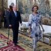 Le roi Juan Carlos Ier et la reine Sofia d'Espagne, précédés par le prince Felipe, arrivant pour le dîner offert au palais Marivent à Palma de Majorque en l'honneur des autorités des Baléares, le 6 août 2013