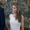 Letizia d'Espagne prenait part au dîner offert par le roi Juan Carlos Ier et la reine Sofia d'Espagne au palais Marivent à Palma de Majorque en l'honneur des autorités des Baléares, le 6 août 2013