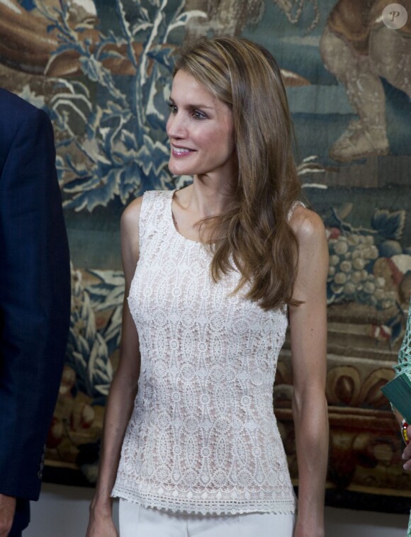 Letizia d'Espagne prenait part au dîner offert par le roi Juan Carlos Ier et la reine Sofia d'Espagne au palais Marivent à Palma de Majorque en l'honneur des autorités des Baléares, le 6 août 2013