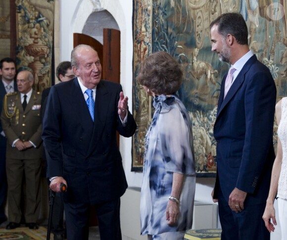 Le roi Juan Carlos Ier et la reine Sofia d'Espagne, avec le prince Felipe, arrivant pour le dîner offert au palais Marivent à Palma de Majorque en l'honneur des autorités des Baléares, le 6 août 2013