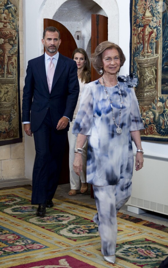 Letizia, Felipe et Sofia d'Espagne, arrivant pour le dîner offert au palais Marivent à Palma de Majorque en l'honneur des autorités des Baléares, le 6 août 2013