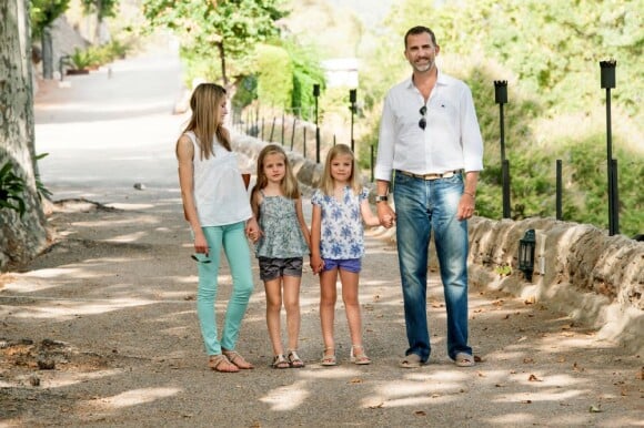 Felipe et Letizia d'Espagne en visite à la Granja de Esporles avec leurs filles Leonor et Sofia, le 5 août 2013 à Majorque.