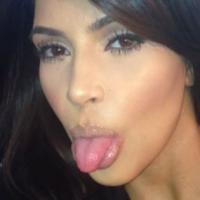 Kim Kardashian : La jeune maman tire la langue et sourit dans une nouvelle vidéo
