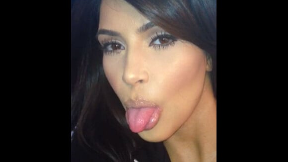 Kim Kardashian : La jeune maman tire la langue et sourit dans une nouvelle vidéo