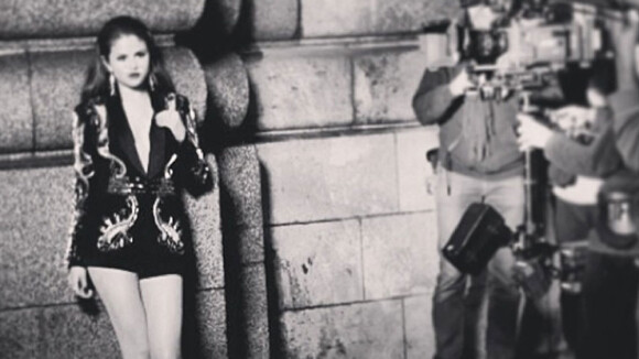 Selena Gomez : Glamour et court vêtue dans le romantisme de Paris by night