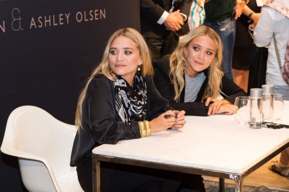 Ashley et Mary-Kate Olsen fêtent le lancement de leur collection pour la marque scandinave Bik Bok à Oslo, le 7 aout 2013.