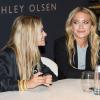 Ashley (avec l'écharpe) et Mary-Kate Olsen fêtent le lancement de leur collection pour la marque scandinave Bik Bok et rencontrent leurs fans norvégiennes au cours d'une séance de dédicaces. Oslo, le 7 aout 2013.
