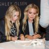 Ashley (avec l'écharpe) et Mary-Kate Olsen fêtent le lancement de leur collection pour la marque scandinave Bik Bok et rencontrent leurs fans norvégiennes au cours d'une séance de dédicaces. Oslo, le 7 aout 2013.