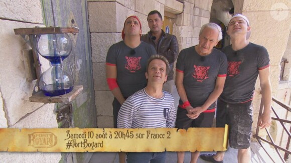 Nadège Lacroix, ancienne gagnante de Secret Story, soutenue par son équipe dans Fort Boyard, samedi 10 août 2013 sur France 2