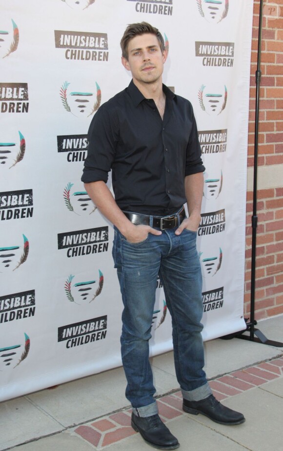 Chris Lowell à la soirée caritative pour l'association "The Invisible Children's" à Westwood, le 10 août 2013. 