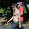 Exclusif - Emile Hirsch, torse nu, se balade avec un ami dans les rues de Studio City. Le 6 août 2013.