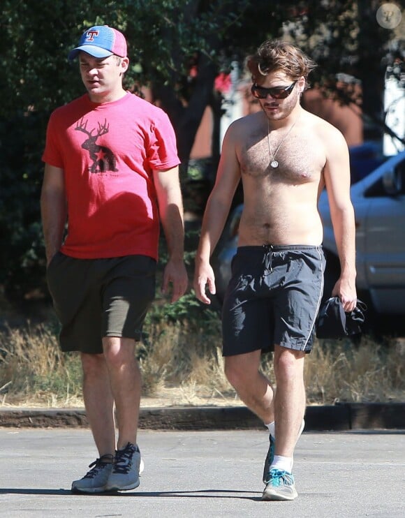 Exclusif - Emile Hirsch se balade, torse nu, avec un ami dans les rues de Studio City, le 6 août 2013.