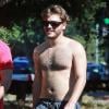 Exclusif - Emile Hirsch, torse nu, se balade avec un ami dans les rues de Studio City. Un peu plus tard, il discute avec un agent de la police pour éviter une amende alors qu'il était mal garé. Le 6 août 2013.