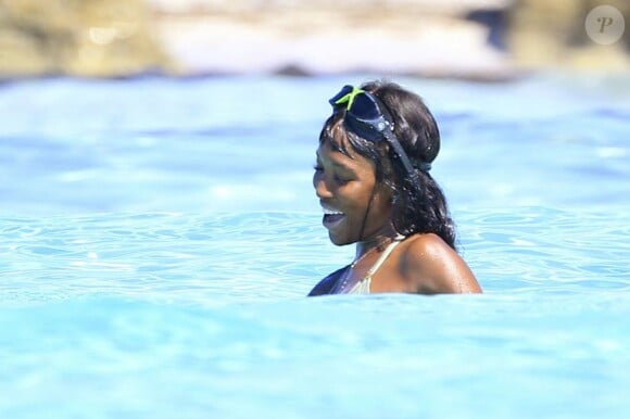 Naomi Campbell se baigne à Formentera, le 11 août 2013.
