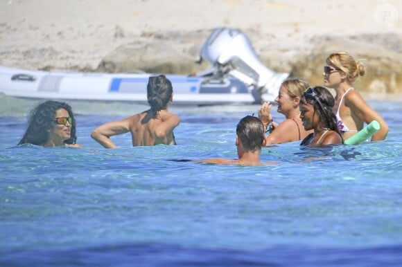 Naomi Campbell en vacances avec des amis sur l'île de Formentera, le 11 août 2013.
