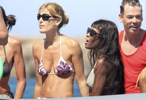 Naomi Campbell et des amis à Formentera, le 11 août 2013.
