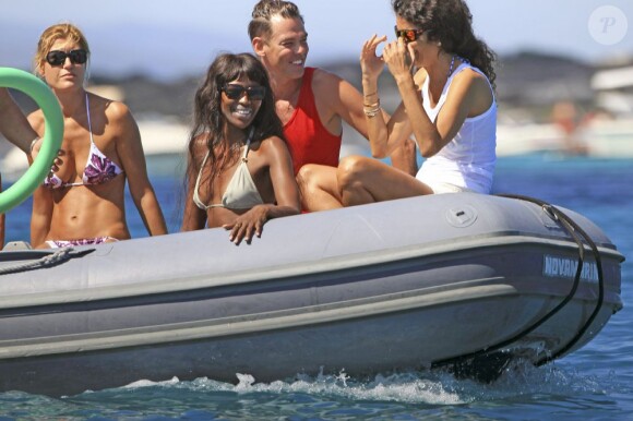 Naomi Campbell, souriante et détendue lors de ses vacances avec des amis a Formentera, le 11 août 2013.