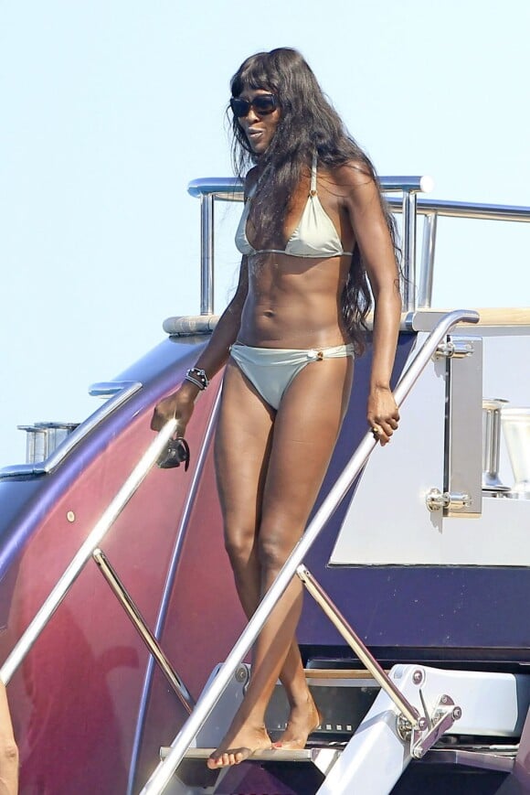 Naomi Campbell, 43 ans et craquante en bikini, profite de vacances avec des amis a Formentera. Le 11 août 2013.