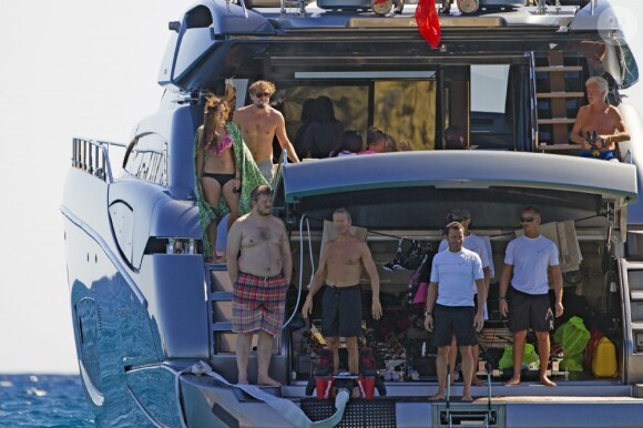 Le milliardaire russe Vladimir Doronin et ses amis profitent du soleil sur son yacht à Ibiza, non loin de Naomi Campbell, en vacances à Ibiza. Le 9 août 2013.