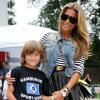Sylvie Van der Vaart et son fils Damian lors d'un match de charité baptisé 'Playing Soccer with Heart' au stade du SC Victoria d'Hambourg le 11 août 2013