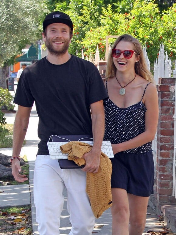 Exclusif - Teresa Palmer et son petit ami Mark Webber dans les rues de Los Angeles Le 10 mai 2013.
