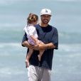  Kevin Federline sur la plage avec sa femme Victoria Prince et ses enfants, Jordan Kay, Sean Preston et Jayden James, à Los Angeles, le 22 juin 2013. 
  