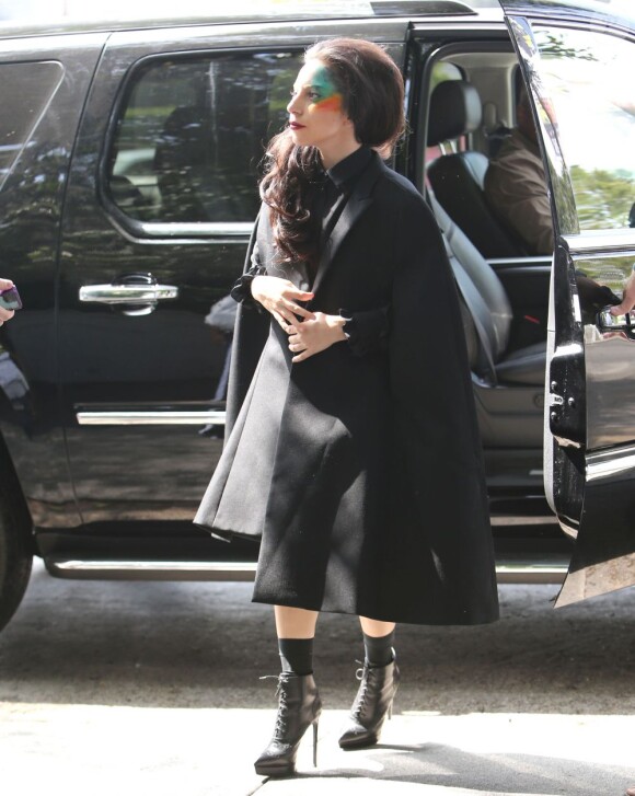 Lady Gaga arrive dans les studios d'une radio de Los Angeles, le 13 août 2013.