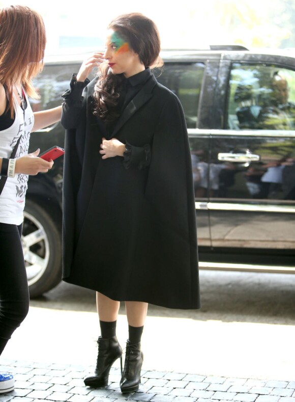 Lady Gaga arrive dans les studios d'une radio de Los Angeles, le 13 août 2013.