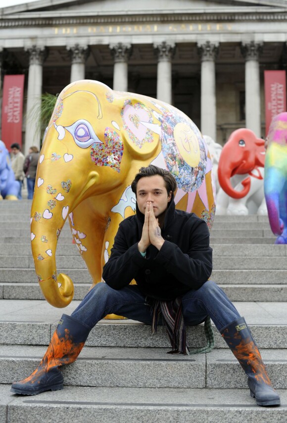 L'artiste Sacha Jafri avec ses bébés éléphants qui ont investi Trafalgar Square, en plein coeur de Londres, en mai 2010 pour une campagne en faveur de l'association The Elephant Family, avec le soutien de Cyrus Vandrevala.