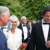 Le prince Charles et Camilla Parker Bowles avec Imran Khan lors d'un événement au profit de The Elephant Family le 9 juillet 2013 à Londres.