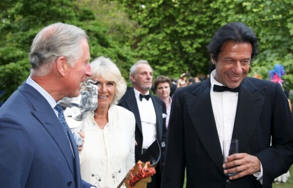 Le prince Charles et Camilla Parker Bowles avec Imran Khan lors d'un événement au profit de The Elephant Family le 9 juillet 2013 à Londres.
