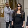 Kim Kardashian et Kanye West en pleine séance shopping à New York, le 22 avril 2013.